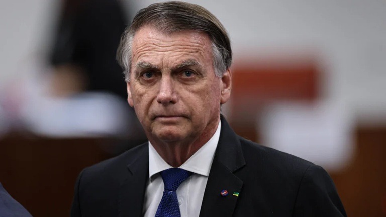 Bolsonaro mantém boa evolução e dor controlada, diz boletim