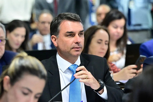 Flávio Bolsonaro diz que, se eleito, usará seu prestígio para reduzir maioridade penal