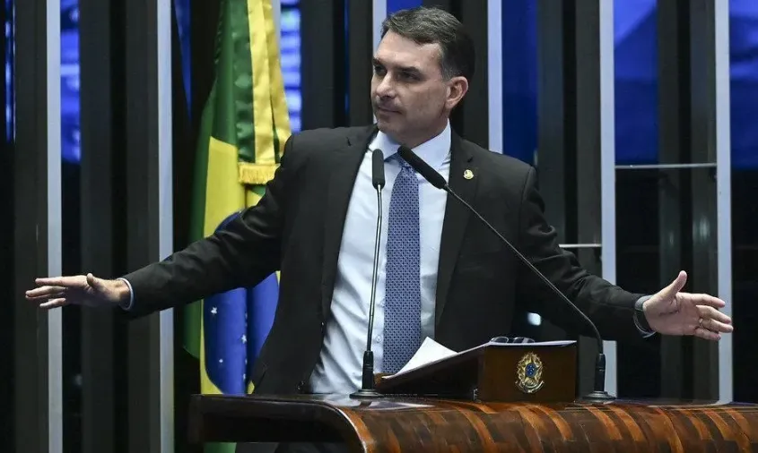 Flávio culpa gastança do governo, vê Desenrola como paliativo e diz que Lula quer “combater um incêndio usando um copo...