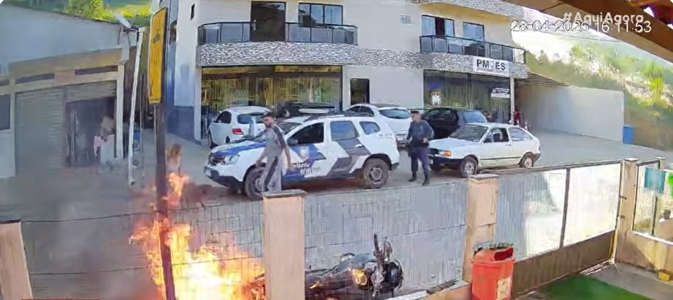 Mulher morre após ser queimada ao tentar impedir filho de incendiar moto