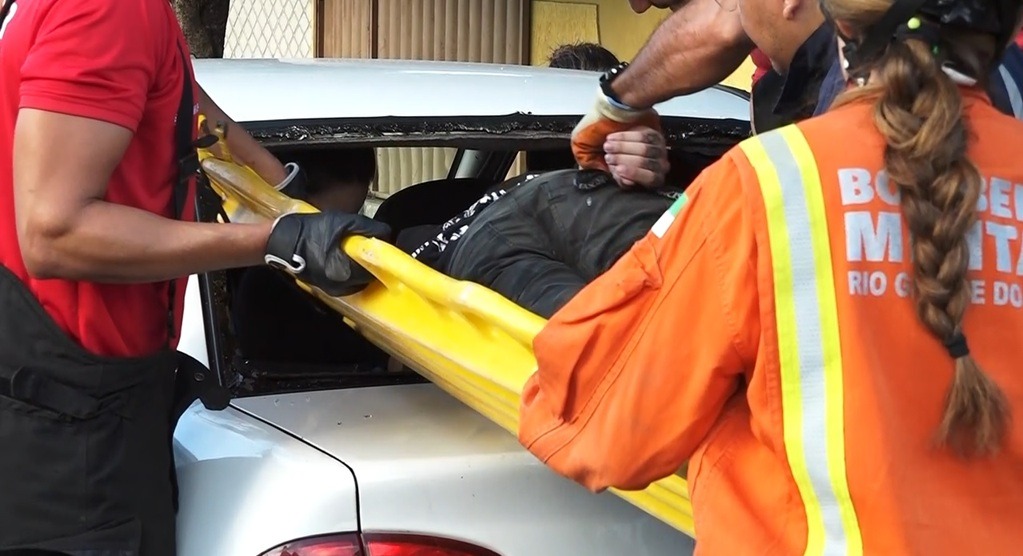 VÍDEO: Ciclista vai parar dentro de carro após colisão na zona Leste de Natal
