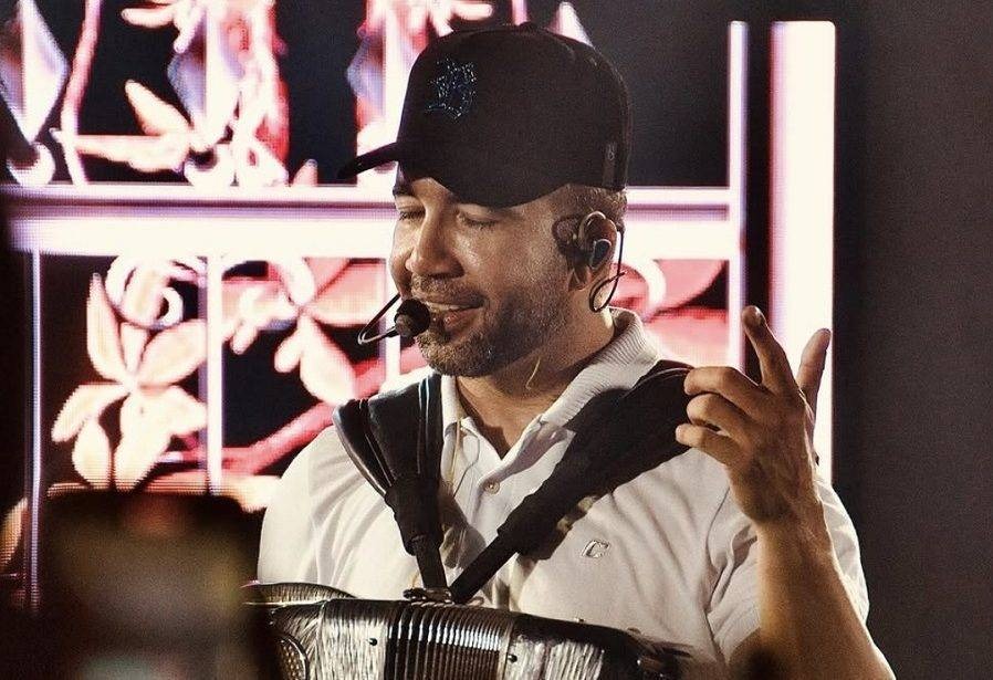 Edyr Vaqueiro é acusado de estelionato amoroso e agressão contra mulher; cantor rebate