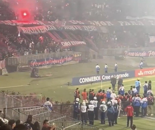 VÍDEO: Protestos e confusão da torcida do Independiente Medellín cancela jogo do Flamengo