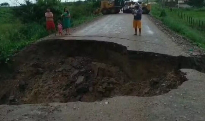 Cratera interdita trecho da RN-120 entre cidades do Agreste