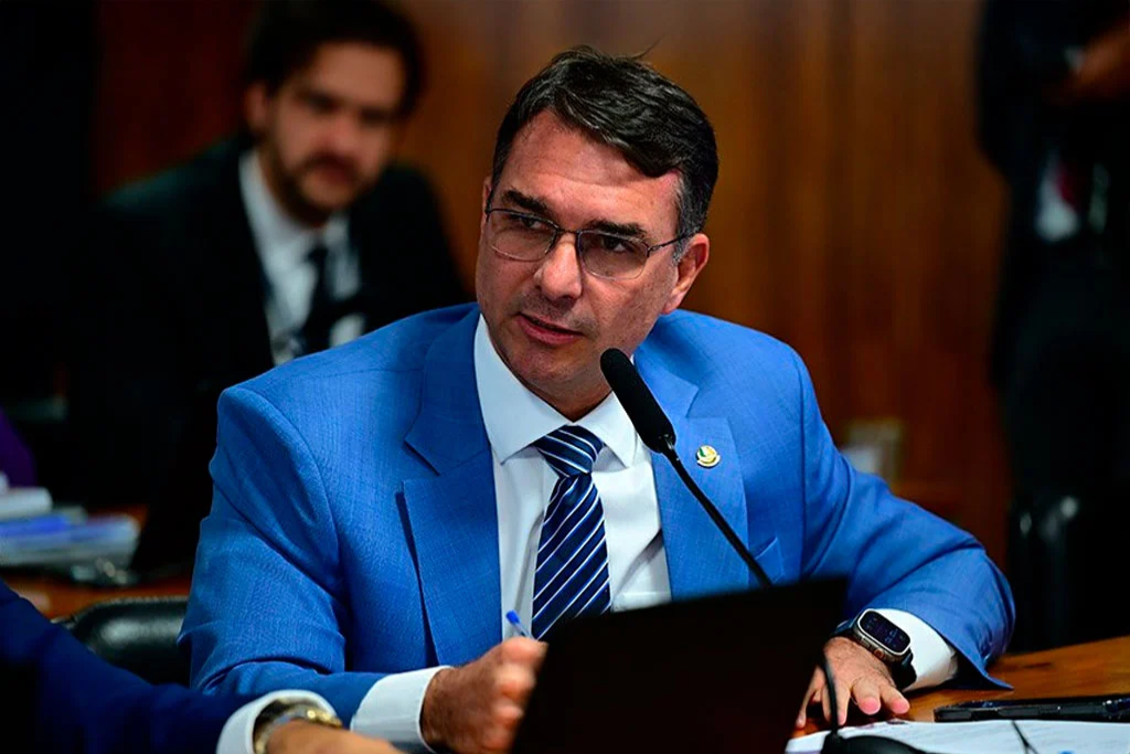 Em áudio divulgado pelo 'Intercept', Flávio Bolsonaro pede dinheiro a Vocaro para filme