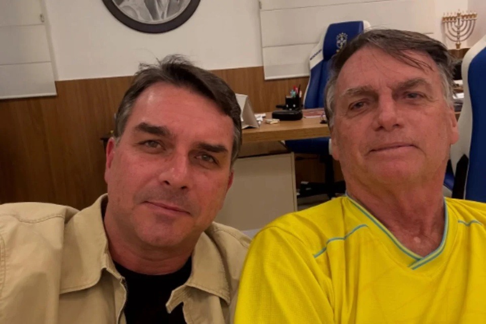 Flávio visita pai e ouve ordem direta de Bolsonaro: “Segue firme, filho”
