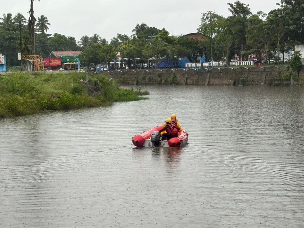 Macaíba: bombeiros retomam buscas por jovem desaparecido no rio Jundiaí, em Macaíba