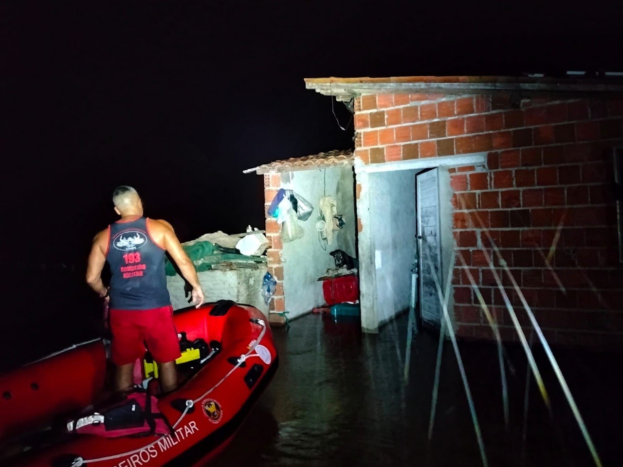 Bombeiros do RN resgatam idoso ilhado em Canguaretama