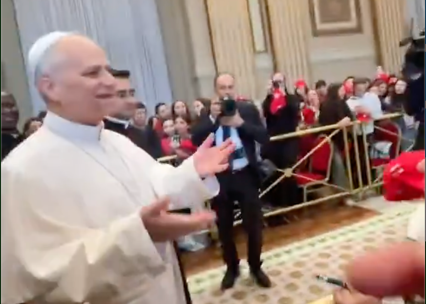 VÍDEO: Papa Leão XIV entra na trend do “six seven” e viraliza nas redes