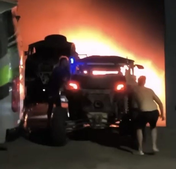 VÍDEO: Incêndio de grandes proporções atinge garagem e destrói 8 veículos em Parnamirim
