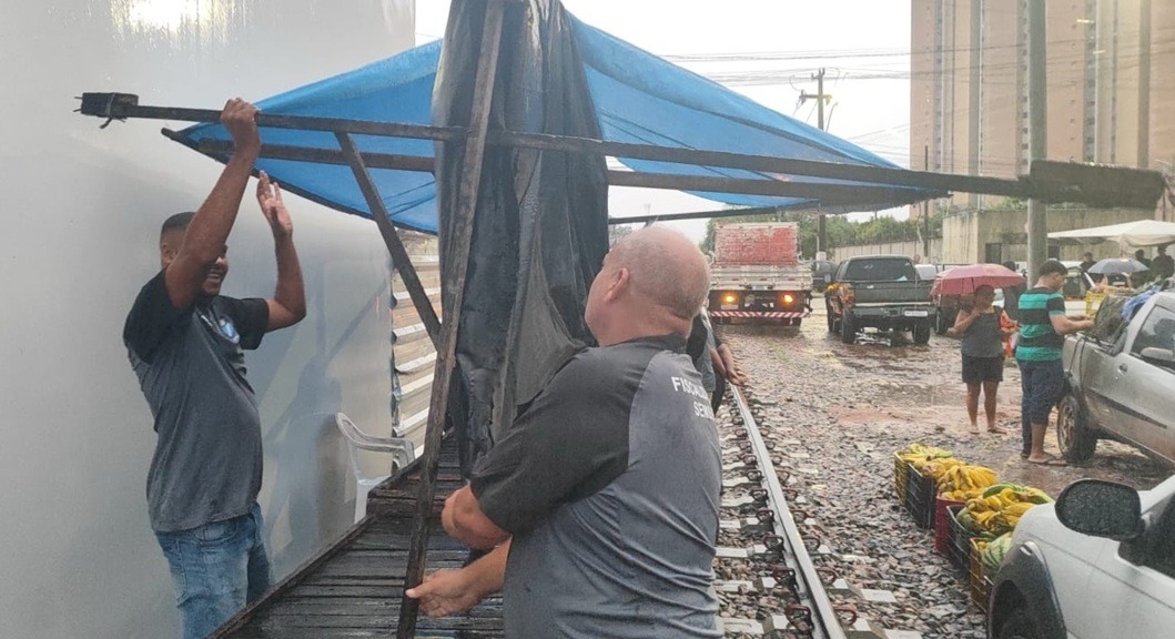 Barracas são retiradas debaixo da linha do trem na Feira do Carrasco, em Natal