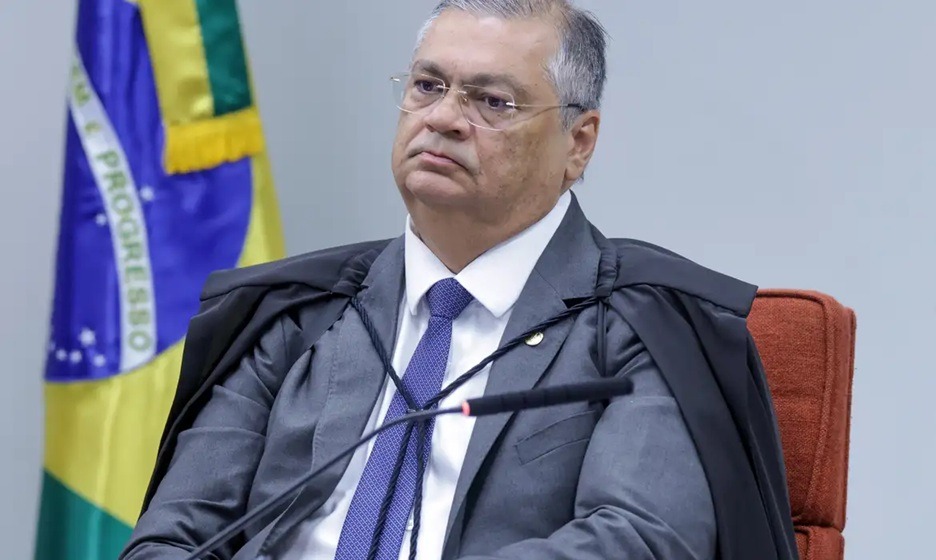 Dino relata que funcionária de empresa aérea quis matá-lo e faz pedido