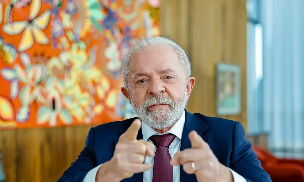 Lula diz que povo quer fim da escala 6×1 para “ter tempo para namorar”