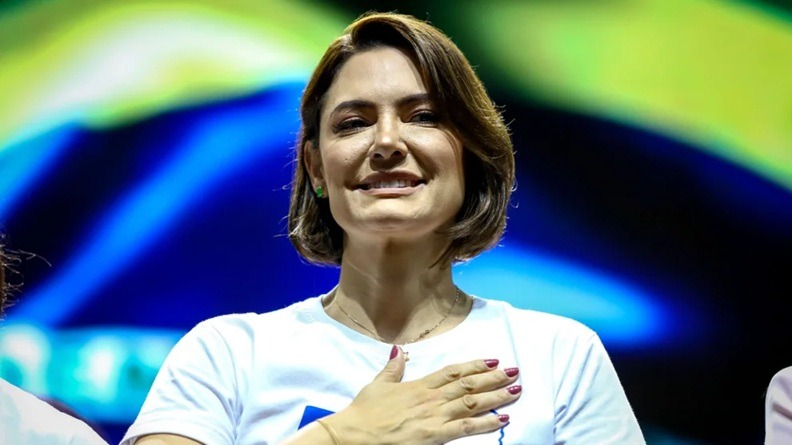 Michelle “evita” defender Flávio Bolsonaro e desconversa sobre caso Vorcaro: “tem que perguntar pra ele”