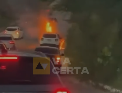 Jeep Renegade pega fogo no prolongamento da Prudente de Morais em Natal