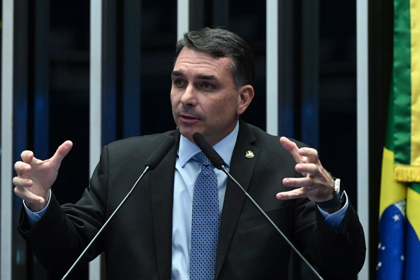 Flávio Bolsonaro planeja viagem aos EUA para encontro com Donald Trump