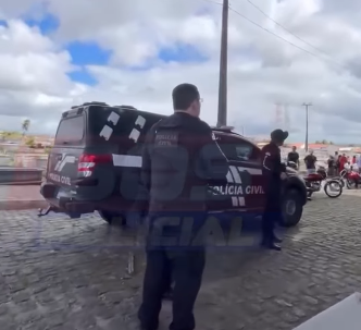 VÍDEO: Homem foragido é preso durante enterro e policiais são atacados com pedras em Natal