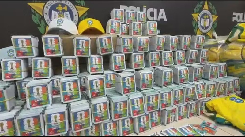Polícia Civil apreende 200 mil figurinhas falsificadas da Copa do Mundo