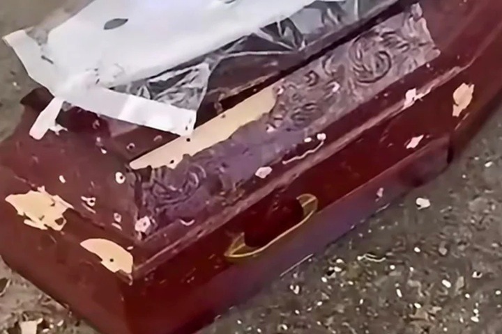 Homem invade enterro, metralha caixão e acaba morto pela PM