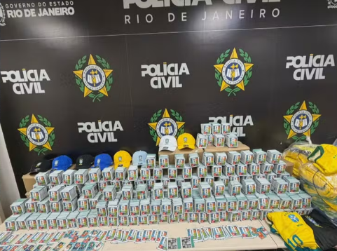 Saiba como identificar figurinhas falsas da Copa após apreensão de 200 mil unidade