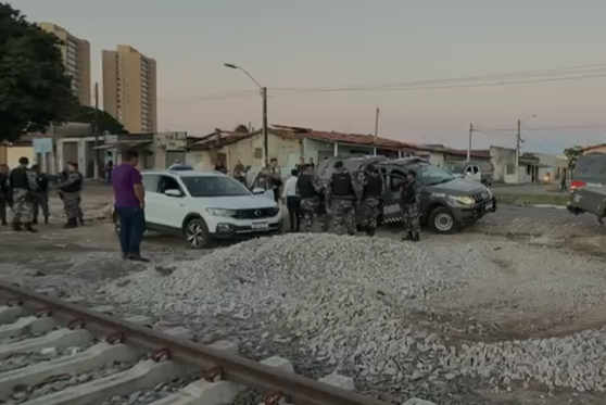 Suspeito troca tiros com a PM após carro roubado ser localizado em Natal