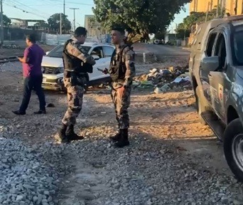 VÍDEO: Carro roubado é abandonado após perseguição e tiros na Zona Oeste de Natal