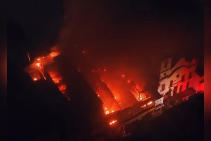 Incêndio de grandes proporções destrói imóveis comerciais no centro do Recife