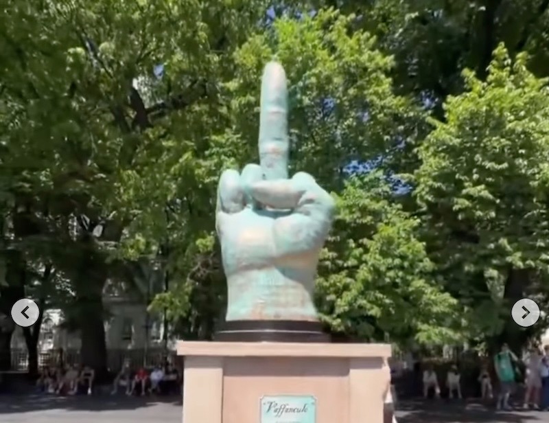 Artista cria escultura em ‘homenagem’ a prefeito de esquerda