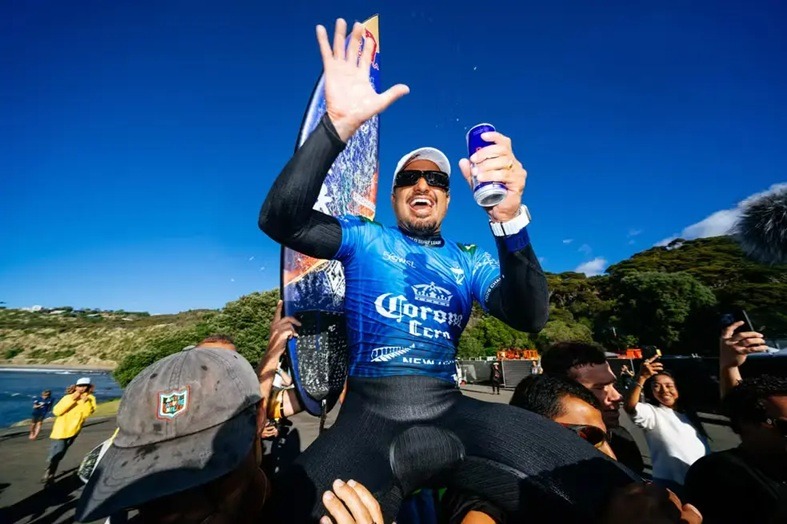 Ítalo Ferreira vence etapa da WSL e assume ranking mundial de surf