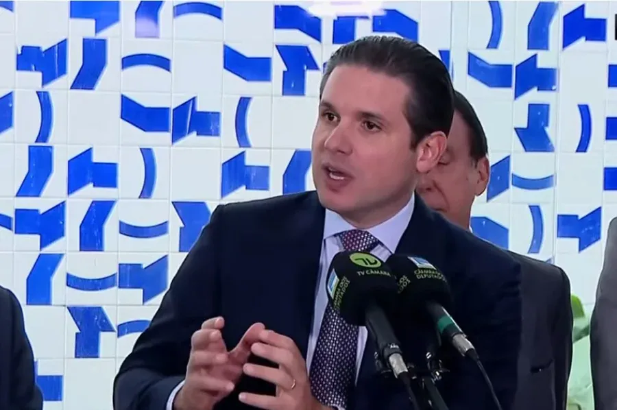 Hugo Motta diz que redução da escala 6x1 será aplicada em até um ano