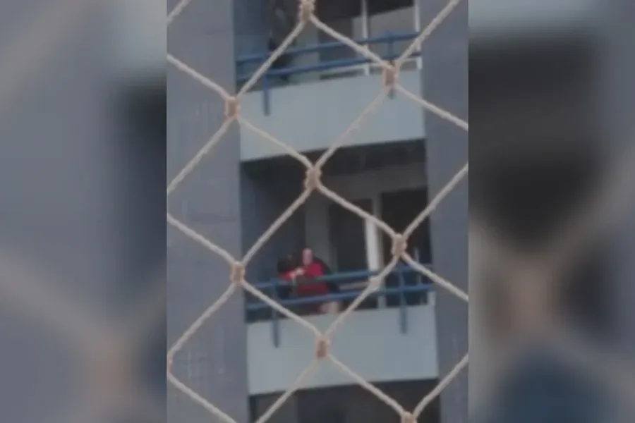 VÍDEO: Casal transa na sacada e vizinhos acionam a polícia: “Invejosos”