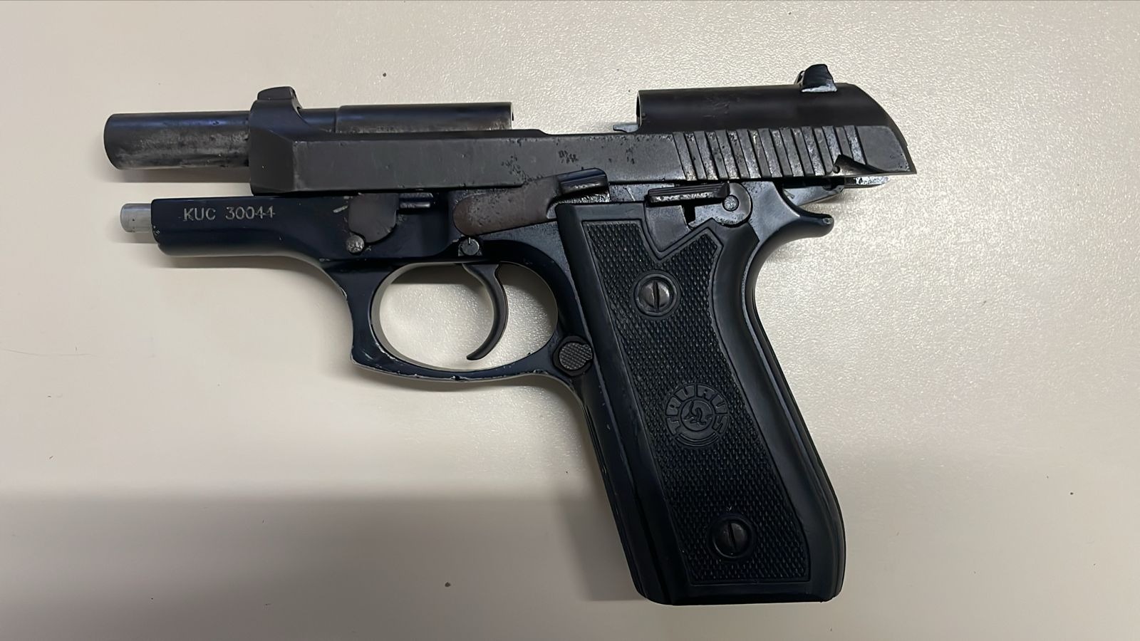 Homem relata fuga de “tribunal do crime” e polícia apreende arma e drogas no interior do RN