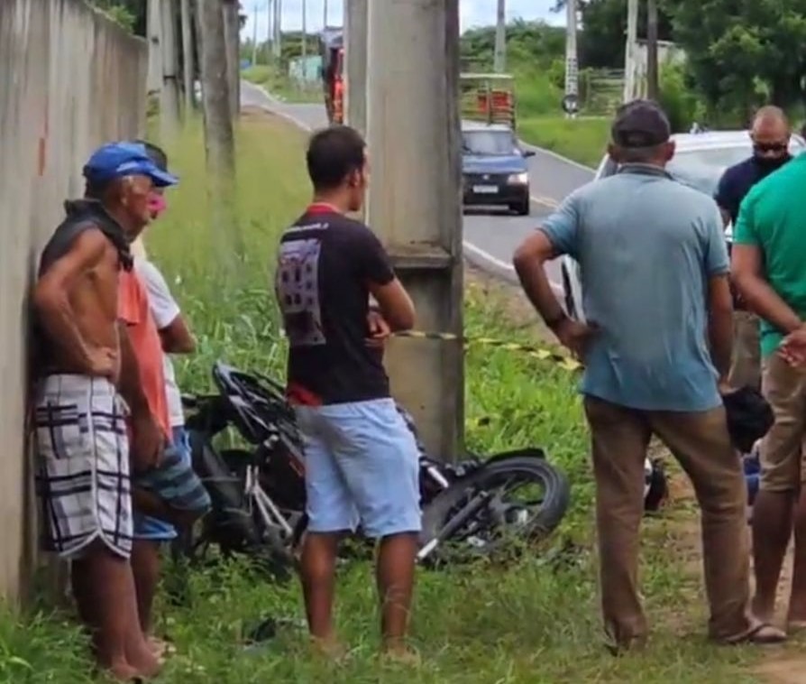 Suspeito de assalto morre após bater moto em poste durante perseguição policial no RN