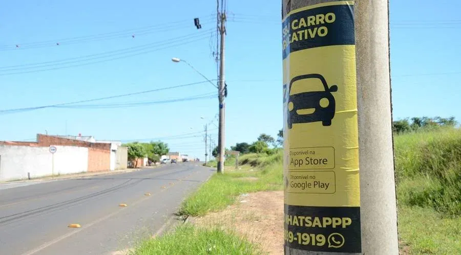 Natal proíbe propagandas em postes e prevê multa de R$ 1,5 mil por peça irregular
