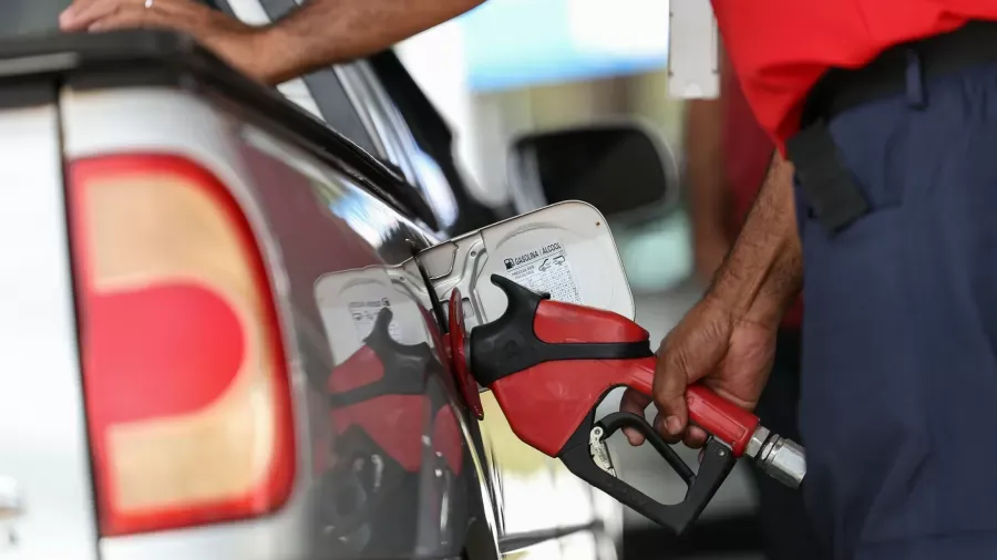 Petrobras aumenta preço da gasolina pela primeira vez em quase dois anos