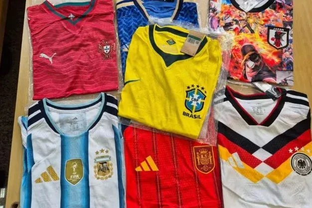 Receita Federal apreende 22 toneladas de camisas falsas de seleções às vésperas da Copa