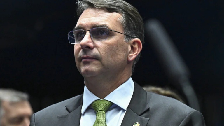 VÍDEO: “Fizemos mais pelo Brasil que Lula”, reage Flávio Bolsonaro após EUA classificar PCC e CV como terroristas