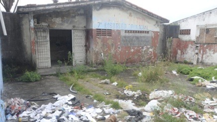 Moradores denunciam abandono em prédio de delegacia nas Quintas