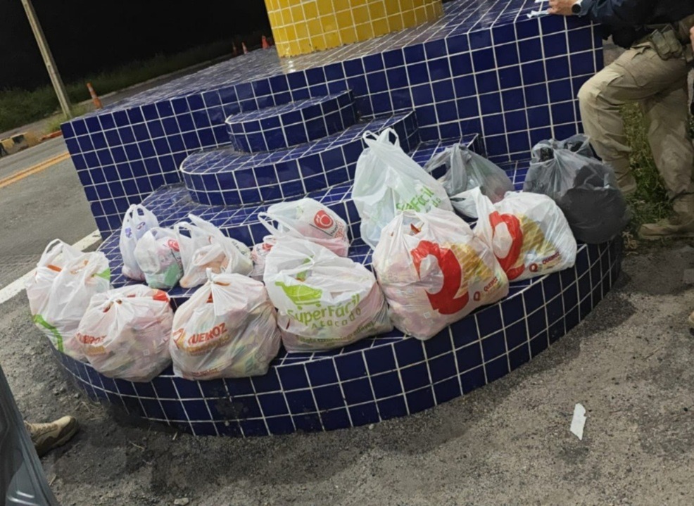PRF prende duas mulheres com cerca de 100 kg de alimentos furtados na BR-304, em Mossoró