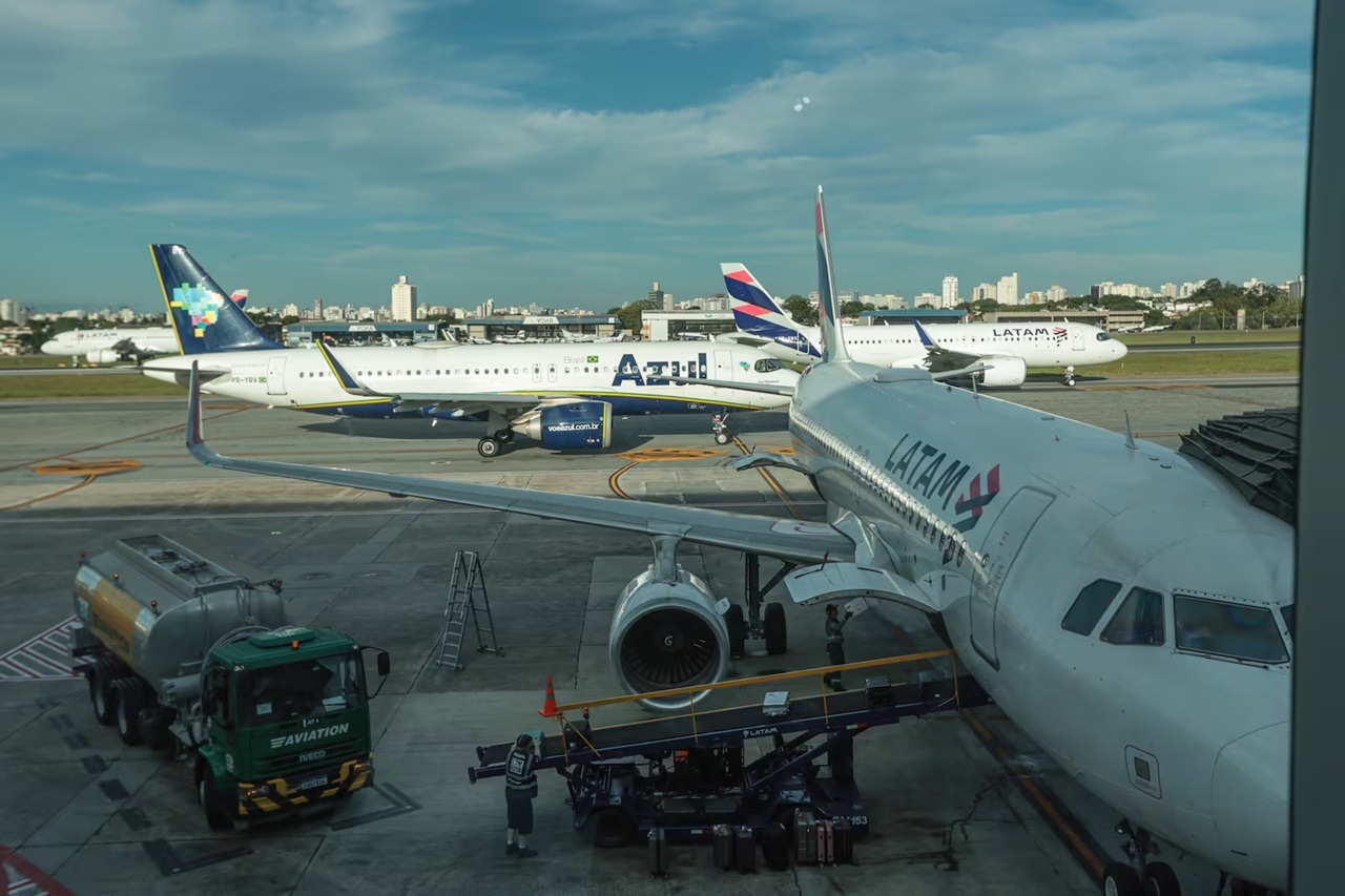 Mulher morre ao cair de escada de avião no desembarque em Congonhas