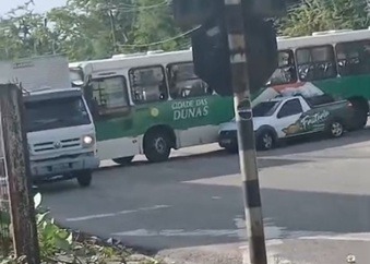 VÍDEO: Colisão entre ônibus e carro deixa trânsito lento na avenida Nevaldo Rocha