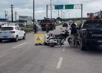 VÍDEO: Mulher morre após ser arremessada de moto e atropelada por carreta na BR-101 em Parnamirim