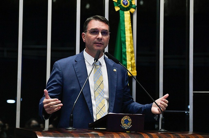 [VÍDEO] Flávio Bolsonaro acusa PT de manipulação com IA e dispara: “Isso é muito grave”