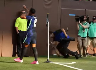 VÍDEO: Fotógrafo leva tombo ao tentar captar comemoração de Endrick