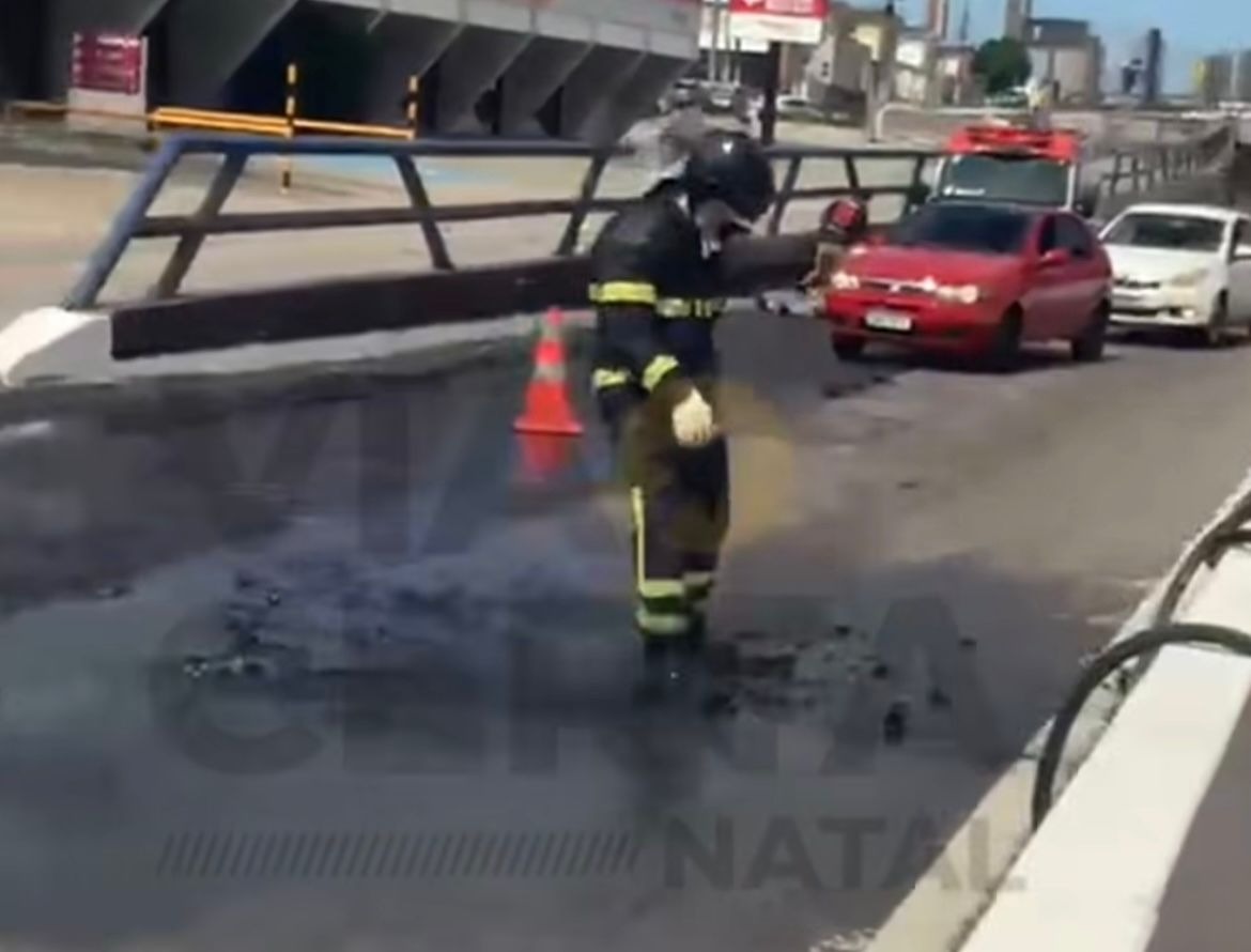 VÍDEO: Grave colisão em Natal termina com motocicleta destruída por incêndio