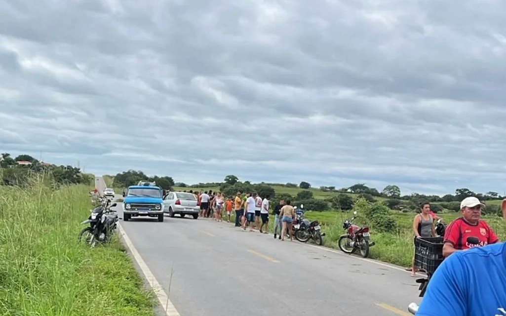 Homem é atropelado enquanto cortava capim às margens da BR-405