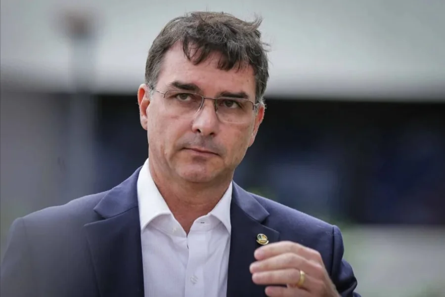 TSE suspende pesquisa que registrou queda de Flávio Bolsonaro