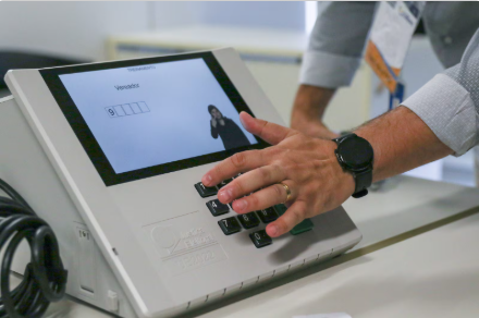 TSE abre consulta para criar nova urna eletrônica a partir das eleições de 2028