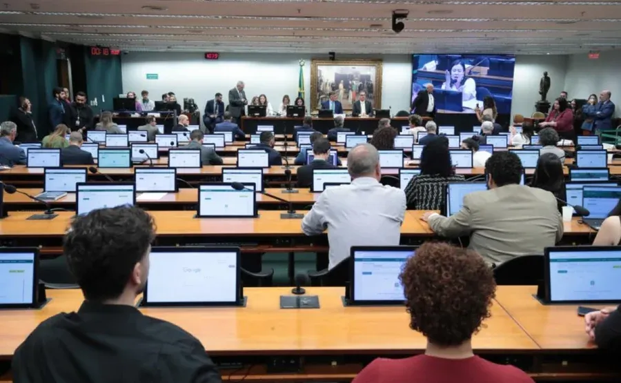 CCJ da Câmara aprova PEC que reduz a maioridade penal para 16 anos