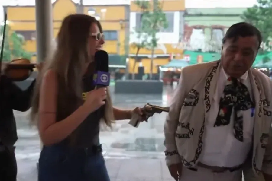 VÍDEO: Repórter da Globo recebe arma ao vivo e momento viraliza na web